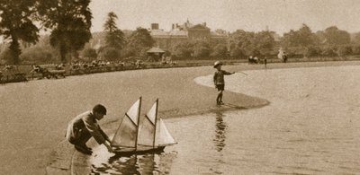 Kinderen racen met modelboten op de Round Pond, Kensington Gardens, 1926 door English Photographer